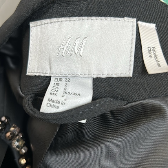 H&M size 2 black blazer, sleeves with metal decor. - Picture 7 of 7